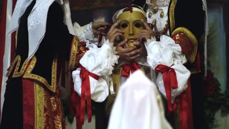 Aderezo-Ritual-De-Su-Composidori,-Fiesta-Sartiglia,-Oristano,-Cerdeña,-Italia,-Europa-Máscara-Vestirse