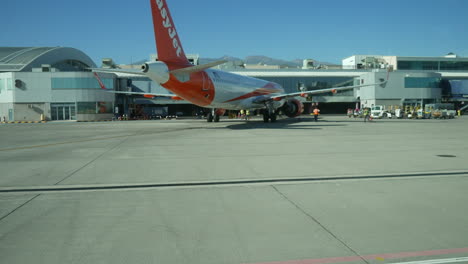 Viajando-Por-La-Pista-En-Un-Aeropuerto-Concurrido-Con-Aviones-En-La-Pista-Del-Edificio-De-La-Terminal