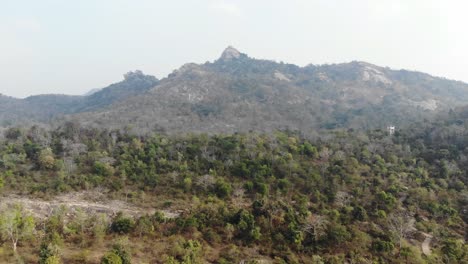 Luftaufnahme-Wunderschöner-Wälder-Und-Bergketten-In-Der-Nähe-Des-Maa-Kauleshwari-Tempels,-Chatra,-Jharkhand,-Indien