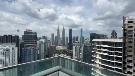 Kuala-Lumpur-Stadt-Hohe-Gebäude-Petronas-Tower-Blick-Vom-Infinity-Pool