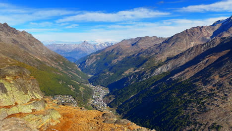 Verano-Alphabel-Saastal-Saas-Fee-Grund-Suiza-Cima-De-Los-Alpes-Suizos-Valle-Alpino-Glaciar-Picos-De-Las-Montañas-Verano-Temprano-En-La-Mañana-Impresionante-Vibrante-Cielo-Azul-Claro-Zermatt-Pan-Izquierda-Lentamente