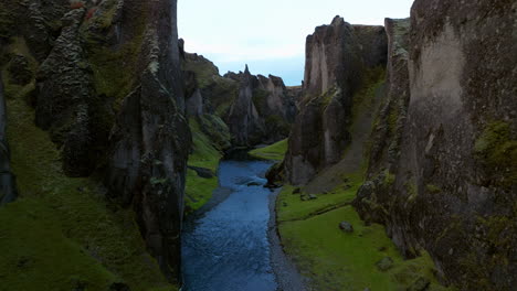 Cañón-Fjadrargljufur-Y-Río-Fjadra-Al-Atardecer-En-El-Sur-De-Islandia