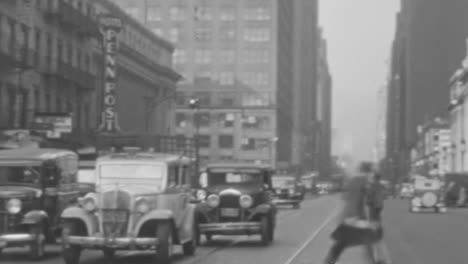 Fußgänger-überqueren-Die-Avenue-In-Der-Innenstadt-Von-New-York-In-Den-1930er-Jahren