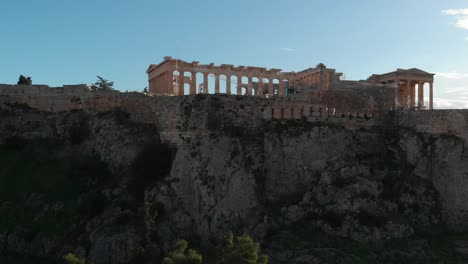 Luftaufnahmen-Der-Akropolis-In-Athen,-Die-Langsam-Die-Stadt-Und-Das-Meer-Im-Hintergrund-Freigeben,-Drohnenaufnahmen