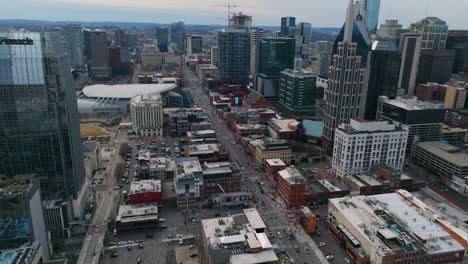 Aerial-View-Of-Downtown-Nashville-Skyline-And-Streets-In-Tennessee,-USA