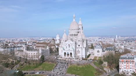 Basilica-of-Sacre-Coeur,-Montmartre-hill-in-Paris,-France
