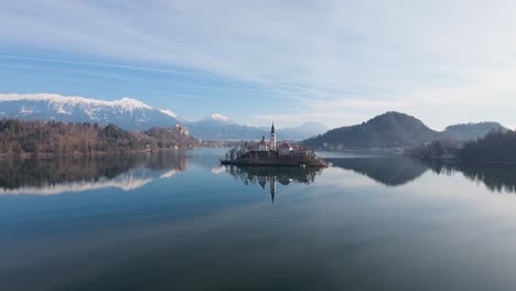 Vista-De-Perfil-De-La-Iglesia-De-Bled-Y-Los-Alpes-En-Eslovenia-Con-Reflejo