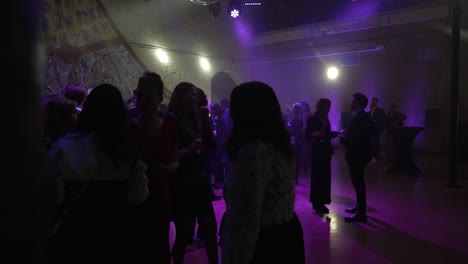 Lebhafte-Party-Mit-Discokugel-Und-Violetten-Lichtern