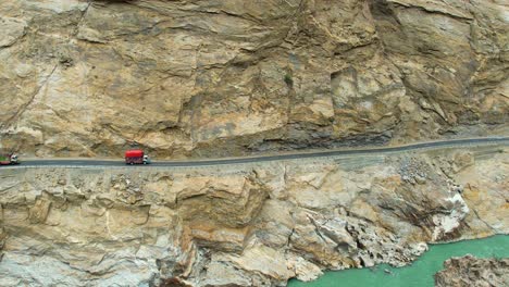 Trucks-driving-on-JSR-Road-in-Skardu,-Pakistan