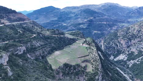 Toma-De-Drone-De-Una-Pequeña-Granja-Escondida-En-Las-Montañas-|-4k-60fps