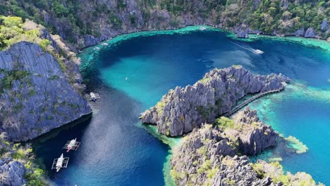 Imágenes-De-Drones-De-Lagunas-Y-Barcos-En-La-Isla-De-Coron-En-Filipinas