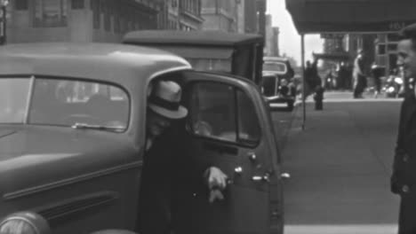 Mann-Steigt-Aus-Oldtimer-Auf-Der-Straße-In-Der-Innenstadt-Von-New-York-City-In-Den-1930er-Jahren