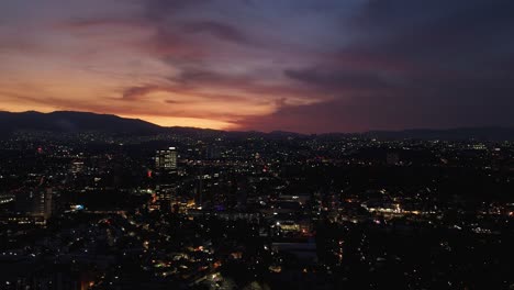 Aerial-hyperlpase-south-CDMX-evening-falling,-color-change