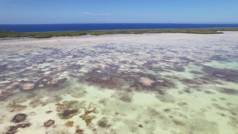 Toma-Aérea-Ascendente-Sobre-Las-Aguas-Poco-Profundas-De-Los-Roques-Que-Revelan-Humedales-Protegidos.