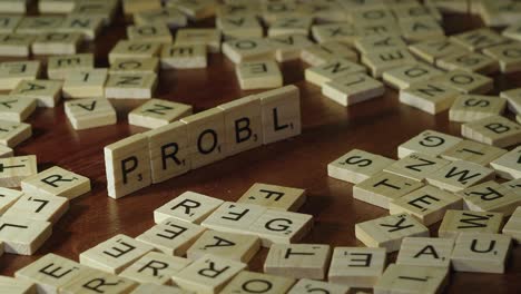 Los-Mosaicos-De-Letras-Scrabble-Forman-Un-Problema-Verbal-Entre-Una-Variedad-De-Mosaicos-En-La-Mesa