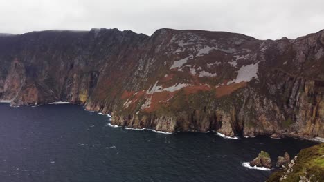 Drohnenaufnahmen-Der-Slieve-League-Cliffs-An-Der-Küste-Irlands-An-Einem-Bewölkten-Tag