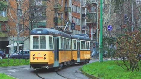 El-Tranvía-Eléctrico-Blanco-Y-Amarillo-Se-Desliza-Suavemente-Por-Las-Vías-De-La-Ciudad-De-Milán.