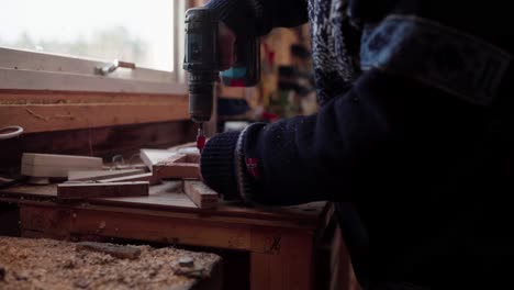 Tischler-Mit-Kabellosem-Schraubendreher-In-Der-Werkstatt