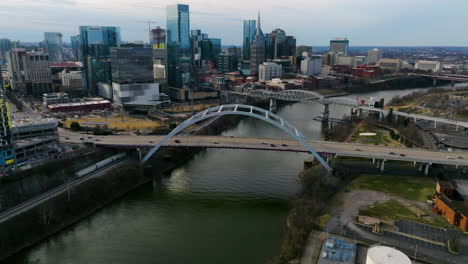 Korean-Veterans-Memorial-Bridge-And-John-Seigenthaler-Pedestrian-Bridge-Over-Cumberland-River-In-Nashville,-Tennessee,-USA