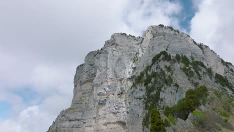 Adelanto-Del-Acantilado-A-La-Impresionante-Montaña-Rocosa,-Monte-Granier,-Alpes-Franceses