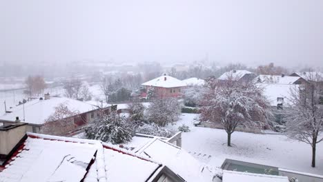 Dorf-Im-Winter-Mit-Schnee-Bedeckt---Luftaufnahme-Einer-Drohne