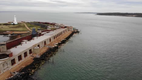 Luftaufnahme-Des-Artillerieforts-Hurst-Castle-Mit-Leuchtturm-Im-Hintergrund