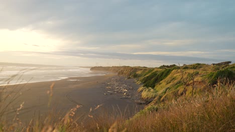 Colorida-Puesta-De-Sol-Sobre-Una-Playa-Vacía-En-Nueva-Zelanda-En-Un-Día-Ventoso