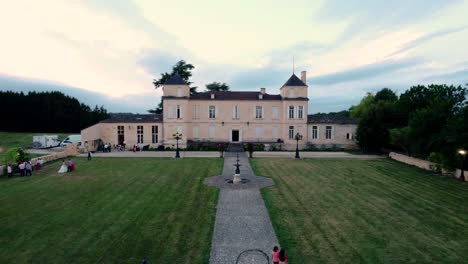 Luftaufnahme-Einer-Ländlichen-Villa,-In-Der-Eine-Hochzeit-In-Bordeaux-Stattfindet