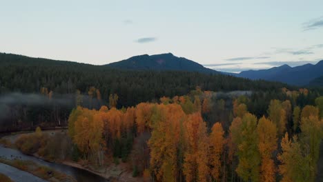 Panoramic-View-Over-the-River-and-Autumn-Colored-Forest-in-the-Mountainous-of-Washington,-Slow-Motion-Boom-Jib-Up