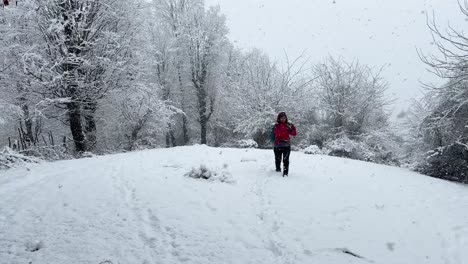 Eine-Frau-Trägt-Im-Verschneiten-Winter-Eine-Rote-Jacke-Und-Wirft-Schneebälle-In-Richtung-Kamera.-Der-Wunderbare-Schneefall-Im-Wald,-Hyrkanische-Bergwälder,-Natürliche-Landschaft,-Malerische-Weite-Sicht-Auf-Weiße-Schneehügel