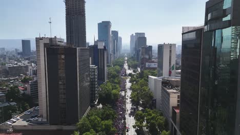 Vista-Aérea-De-La-Avenida-Reforma-En-La-Ciudad-De-México-Mientras-Ocurre-La-Marcha-Del-Día-De-La-Mujer.