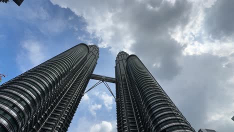Petronas-Twin-Towers-Bewölkter-Himmel,-Immobiliengebäude-Kuala-Lumpur-Malaysia