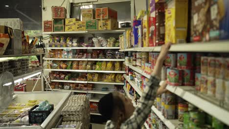 Un-Niño-Judío-Haciendo-Un-Desastre-En-Una-Tienda-De-Comestibles-En-Israel.