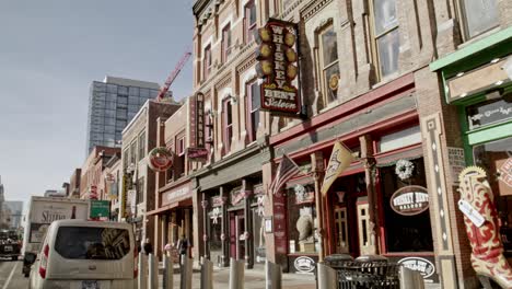 Broadway-Street-En-Nashville,-Tennessee,-Durante-El-Día-Con-Vídeo-Panorámico-De-Izquierda-A-Derecha