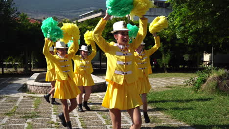 Gruppe-Junger-Majoretten-Mädchen-In-Gelben-Uniformen-Führen-Choreographie-Mit-Pompons-Auf