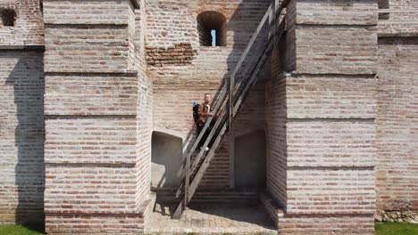 Subir-Escaleras-Empinadas-En-Las-Murallas-De-La-Ciudad-Medieval-Es-El-Camino-Hacia-El-éxito-En-Los-Viajes.