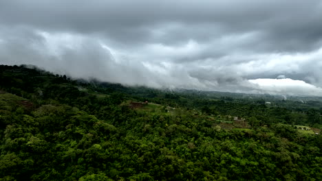 Timelapse-De-Hiperlapso-De-Nubes-Moviéndose-Sobre-Montañas-De-Bali-Durante-El-Día-Lluvioso,-Indonesia