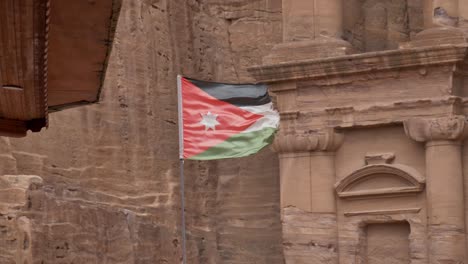 Bandera-Jordana-Ondeando-En-El-Viento-En-El-Monasterio-Ad-Deir-En-La-Antigua-Ciudad-De-Petra