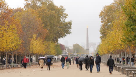 Tourists-Walking-At-Tuileries-Gardens-On-Foggy-Day-In-Autumn-In-Paris,-France