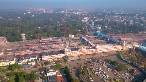 Vista-Aérea-De-La-Estación-De-Tren-De-Varanashi,-Estación-De-Tren-Con-Vista-De-Drones