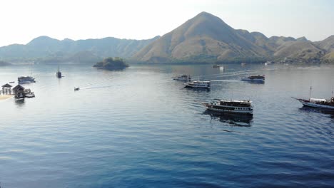 Barcos-Turísticos-En-La-Isla-Pulau-Kelor-En-Indonesia-En-El-Parque-Nacional-Komodo