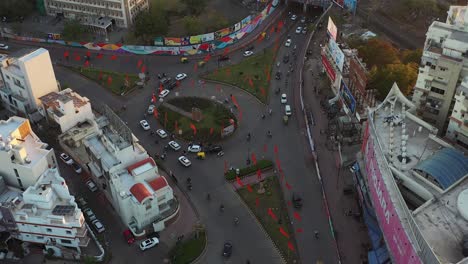 La-Cámara-Del-Dron-Con-Vista-Aérea-Donde-Los-Vehículos-Ingresan-Desde-El-Círculo-Pasan-Por-Debajo-Del-Puente.