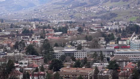 Un-Helicóptero-De-Rescate-Amarillo-Parte-Desde-Un-Helipuerto-En-La-Parte-Superior-Del-Hospital-De-Meran-merano,-Tirol-Del-Sur,-Italia