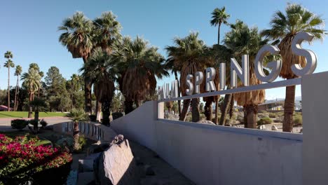 Palm-Springs,-California-welcome-sign-at-city-entrance-with-cars-driving-by