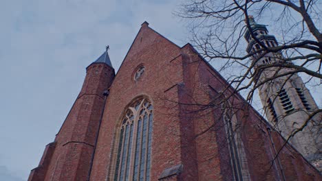 Traditionelles-Europäisches-Gebäude-Im-Holländischen-Stil-Mit-Einer-Kathedrale-Und-Einer-Kapelle-In-Den-Niederlanden-Mit-Authentischem-Kunstdesign-Und-Filmischer-Besichtigungstour
