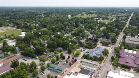 Fremont,-Michigan,-Drohnen-Luftaufnahmen-Der-Innenstadt-Von-Gebäuden,-Stadtbild