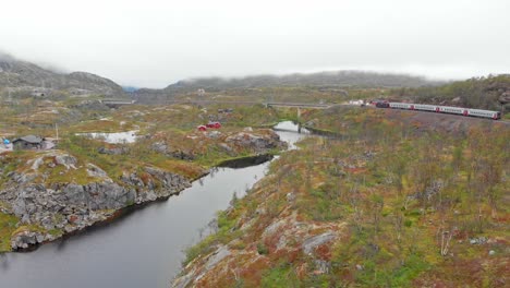 Luftaufnahme:-Schwedischer-Personenzug-In-Nordnorwegen-In-Der-Nähe-Des-Bahnhofs-Søsterbekk-An-Einem-See