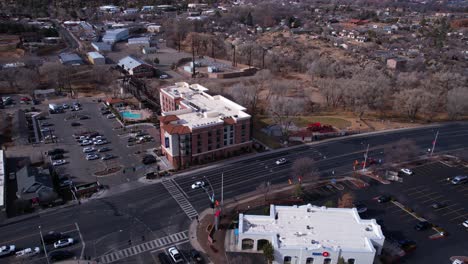 Vista-Aérea-Del-Hilton-Garden-Inn-Prescott-Y-El-Tráfico-Del-Centro,-Arizona,-EE.UU.