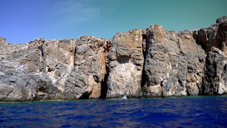 Blick-Von-Einem-Boot-In-Der-Ägäis,-Felsen-Mit-Geologischem-Interesse-Kreta,-Griechenland