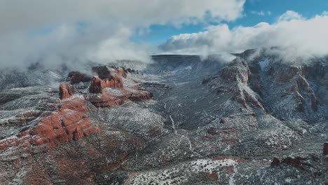 Schneebedeckte-Red-Rock-Mountains-Unter-Wolkenlandschaft-In-Sedona,-Arizona,-USA